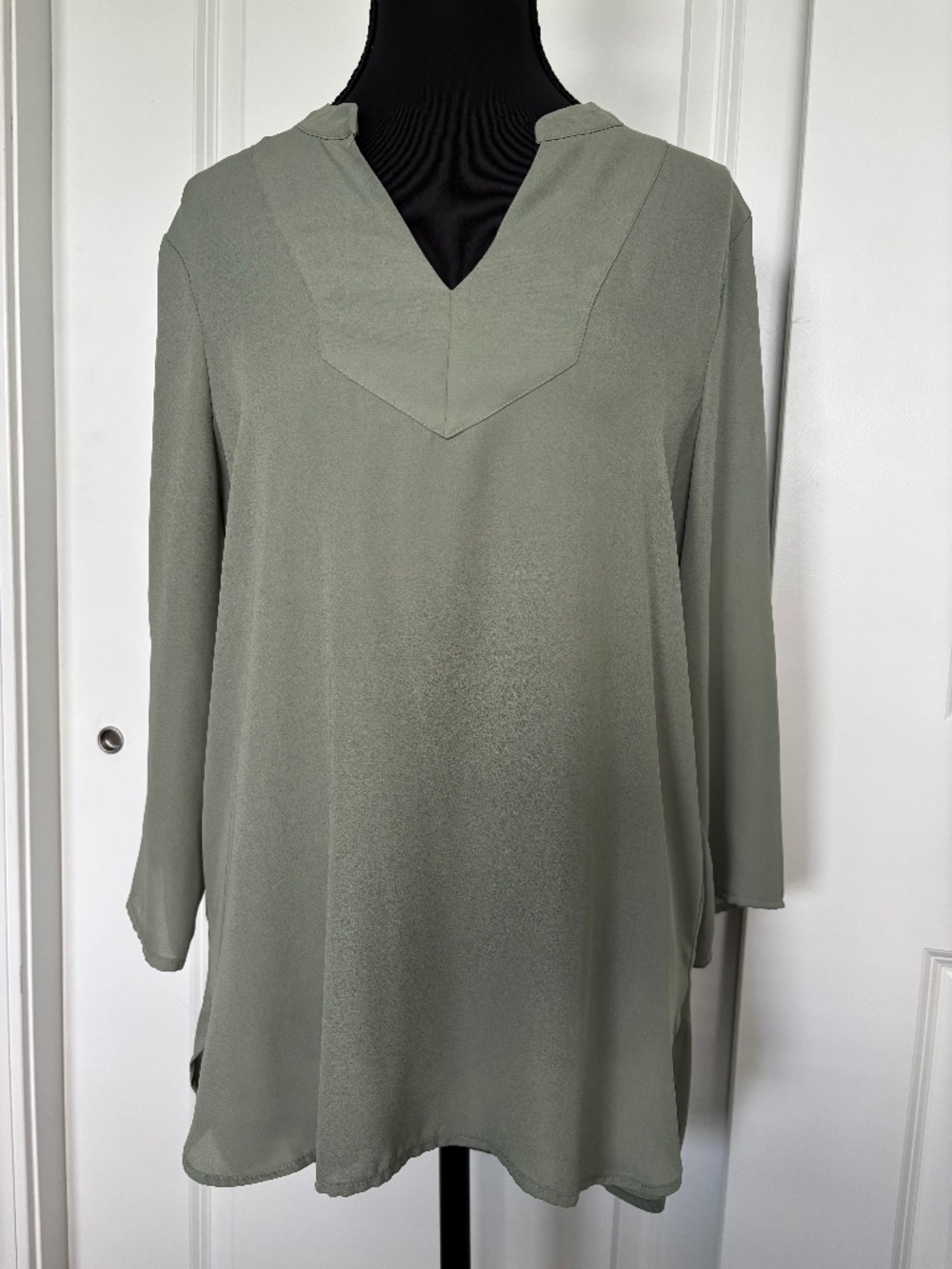 DKNY V-neck Pull-Over Blouse in Sage Green, Sz S *Pre-owned*